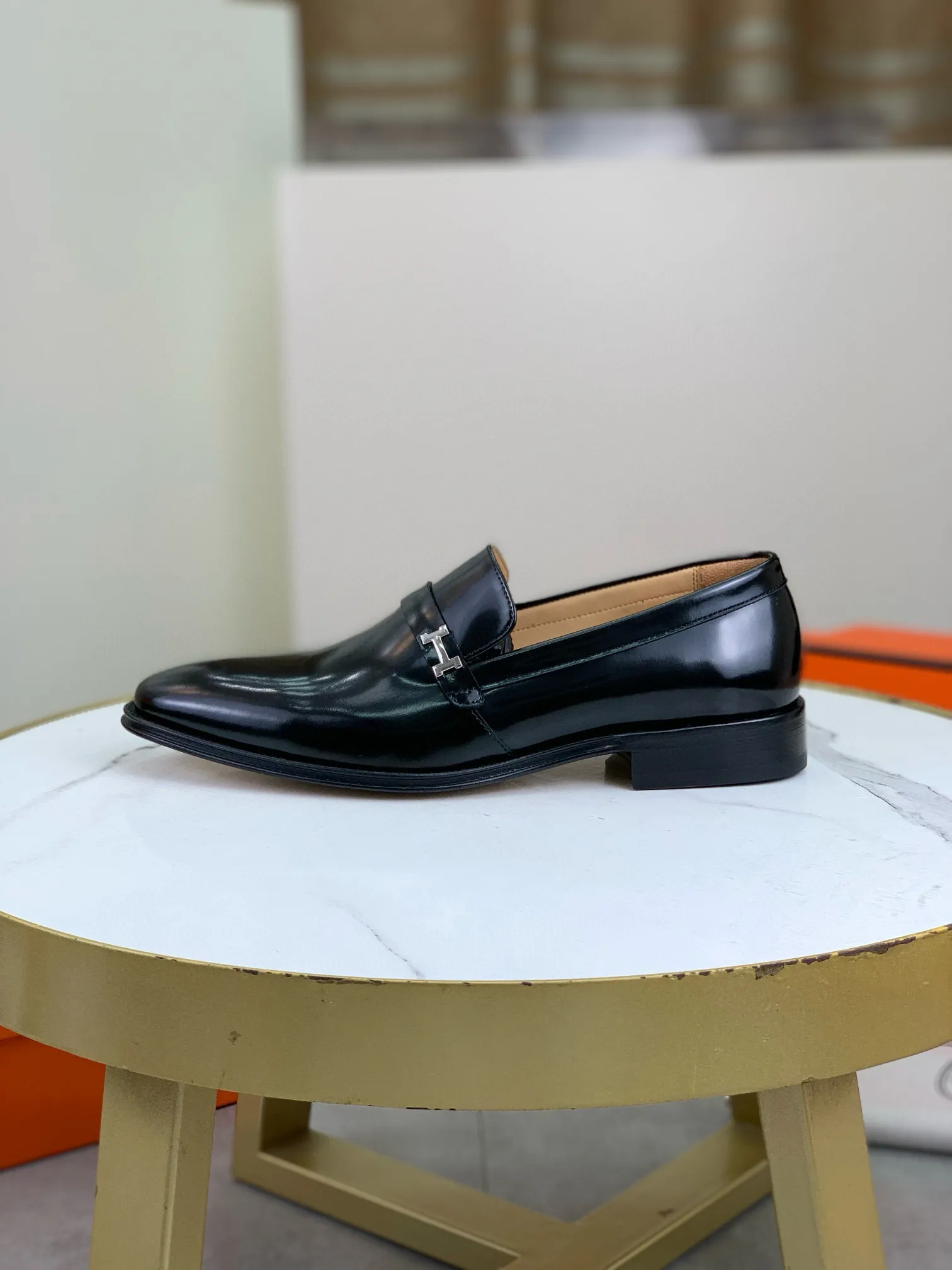 Factory price P960 💰Top version 💎💎💎 Original leather outsole Brand: Hermès (Hermès) Standard code: Men's size 39-44 (38, 45 can be customized) Grade: Same as the official website Original quality materials: Original soft calfskin Water-dyed cowhide lining Original Italian leather outsole Style categories: Men's fashion Formal casual leather shoes Slip-on men's shoes series Young fashion European and American trends, British style, colors: multiple options, counter packaging